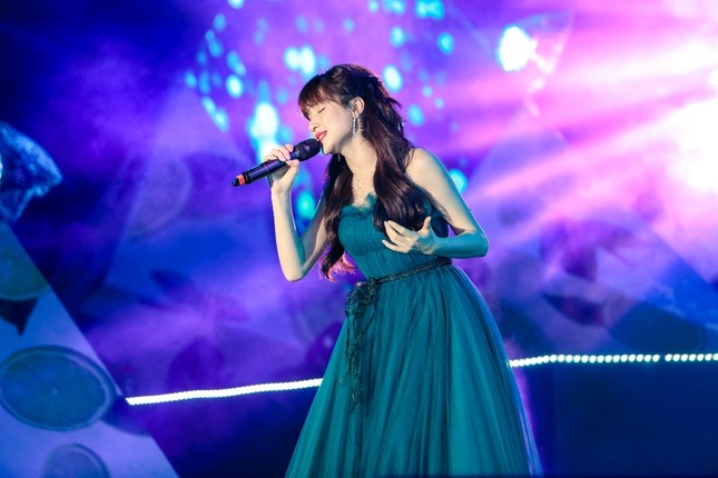 ĐH Cần Thơ đón đợt "bão sao" với sự xuất hiện của Trường Giang, Hoà Minzy, AMEE và Han Sara ảnh 6