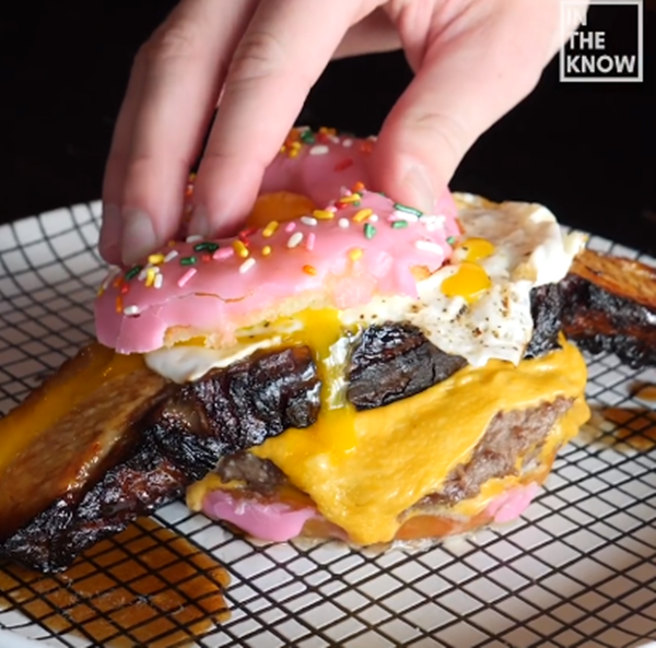 Bạn thử tưởng tượng xem, ăn một chiếc burger đang bốc cháy sẽ sao nhỉ? ảnh 4
