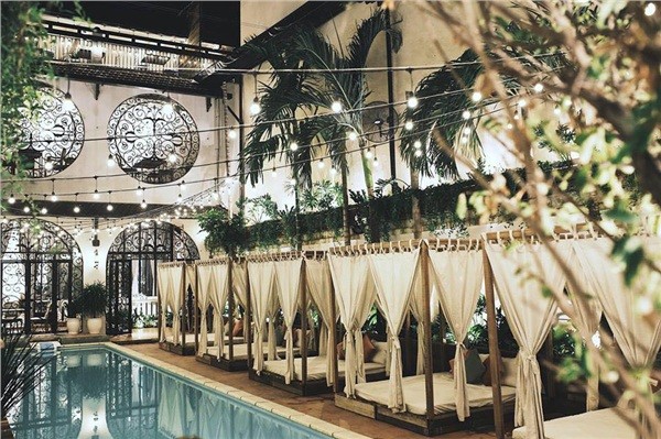 Quán cafe ở Sài Gòn với decor sang chảnh khiến khách tưởng đang lạc lõng giữa Châu Âu ảnh 5