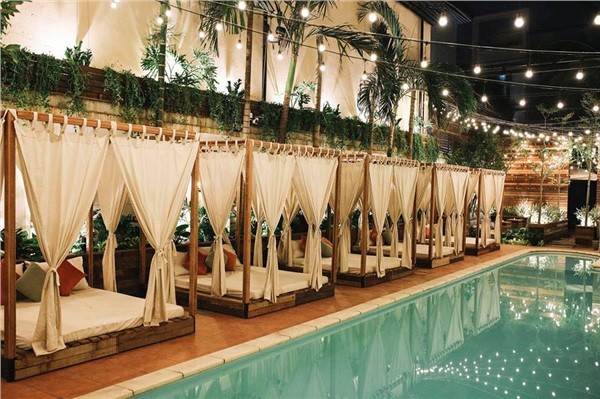 Quán cafe ở Sài Gòn với decor sang chảnh khiến khách tưởng đang lạc lõng giữa Châu Âu ảnh 1
