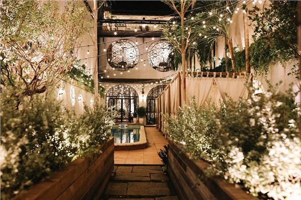 Quán cafe ở Sài Gòn với decor sang chảnh khiến khách tưởng đang lạc lõng giữa Châu Âu ảnh 3