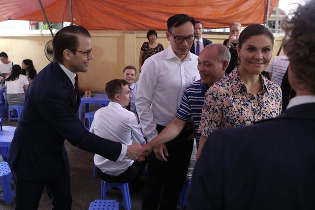 Công chúa Thụy Điển thưởng thức bún bò Nam Bộ tại quán ăn bình dân tại Hà Nội ảnh 3