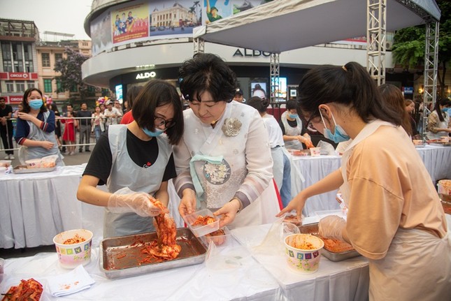 Hà Nội: Giới trẻ "quẩy" cực sung tại lễ hội K-pop Lovers và vòng loại Changwon K-pop World Festival 2019 ảnh 5