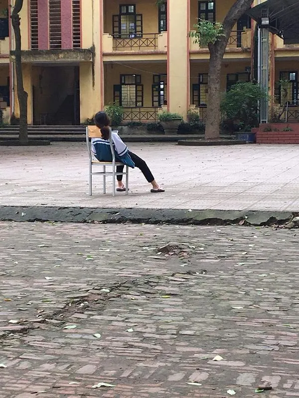 Bức ảnh nữ sinh "mặc kệ đời" giữa sân trường trong mùa thi gây chú ý trên mạng xã hội ảnh 1