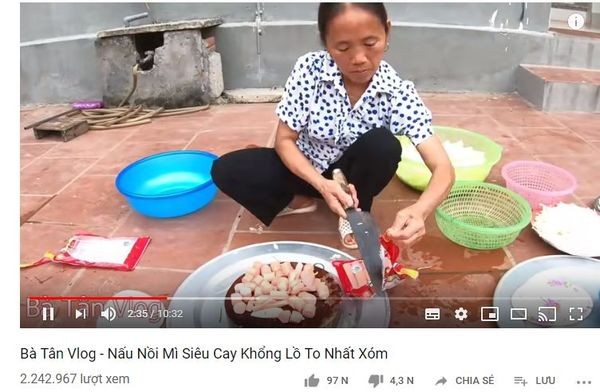 Làm 100 cái đùi gà, rồi nồi mì cay khổng lồ, bà cụ U60 gia nhập đội YouTuber Việt triệu view ảnh 1
