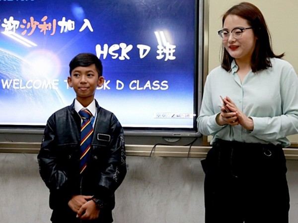 Cậu bé bán hàng rong nói 16 thứ tiếng sang Trung Quốc học tập ảnh 1
