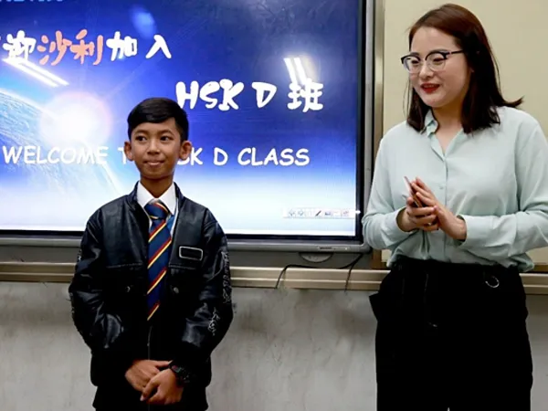 Cậu bé bán hàng rong nói 16 thứ tiếng sang Trung Quốc học tập ảnh 1