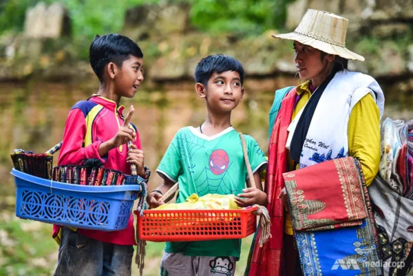 Cậu bé bán hàng rong nói 16 thứ tiếng sang Trung Quốc học tập ảnh 2