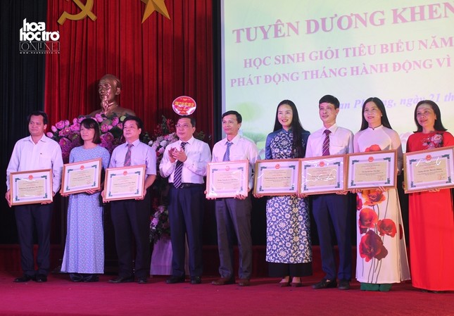 Hà Nội: Ngày tổng kết năm học tràn ngập bằng khen của tween và teen Đan Phượng ảnh 8