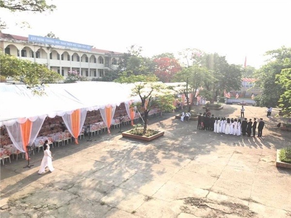 Khối 12 làm rạp tổ chức liên hoan hoành tráng, dân mạng hỏi: "Lễ tốt nghiệp hay đám cưới?" ảnh 2