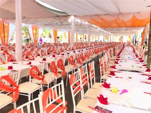 Khối 12 làm rạp tổ chức liên hoan hoành tráng, dân mạng hỏi: "Lễ tốt nghiệp hay đám cưới?" ảnh 3
