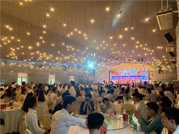 Khối 12 làm rạp tổ chức liên hoan hoành tráng, dân mạng hỏi: "Lễ tốt nghiệp hay đám cưới?" ảnh 5