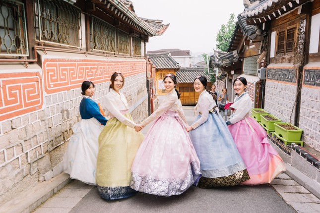 Chơi gì cuối tuần: Teen Hà Nội "quẩy" cùng tiệc EDM, teen Sài Gòn đắm chìm trong nhạc giao hưởng ảnh 3