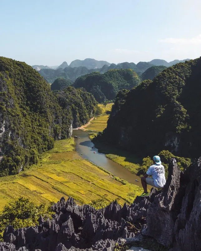 Hè này, bạn đã thử leo lên đỉnh Hang Múa và ngắm trọn "mùa vàng Tam Cốc"? ảnh 2