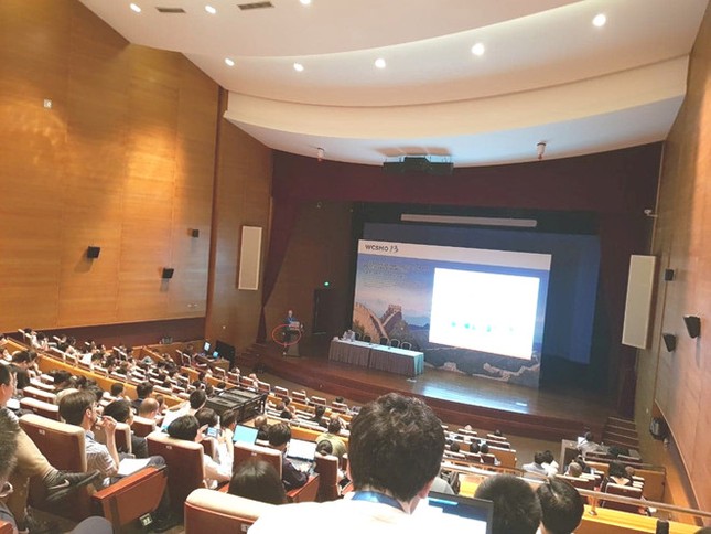 Phó giáo sư mặc quần đùi phát biểu tại hội nghị quốc tế ảnh 1