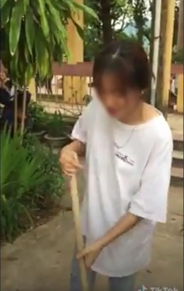 Nữ sinh bắt chước "bà Tân Vlog" quay clip nhưng lại gây phẫn nộ với tuyên bố "đốt trường" ảnh 2