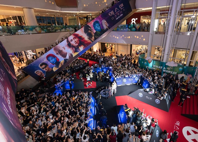 Dàn sao “X-Men: Dark Phoenix” được hàng trăm khán giả chào đón trong fan-meeting ở Hàn Quốc ảnh 1