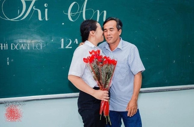 Đâu phải quần là áo lượt mới đẹp, chụp ảnh kỷ yếu với bố mẹ như này mới đáng trân trọng! ảnh 3
