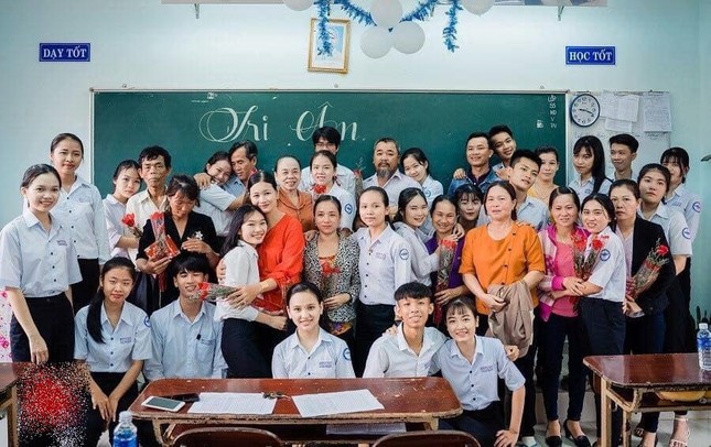 Đâu phải quần là áo lượt mới đẹp, chụp ảnh kỷ yếu với bố mẹ như này mới đáng trân trọng! ảnh 1