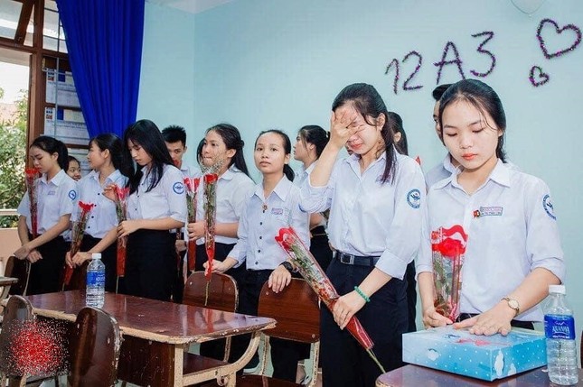 Đâu phải quần là áo lượt mới đẹp, chụp ảnh kỷ yếu với bố mẹ như này mới đáng trân trọng! ảnh 6