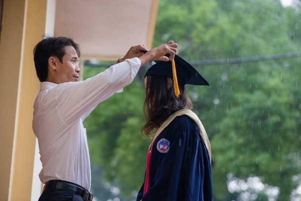 Bức ảnh "cha bế con gái" thay đổi sau 18 năm khiến dân mạng nghẹn ngào ảnh 3