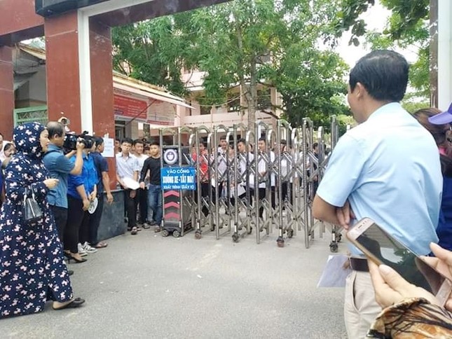 Chuyện mùa thi: "Vất vả ôn bài cả tháng cũng chẳng bằng 2 tiếng nắng nôi cha mẹ đứng chờ" ảnh 1