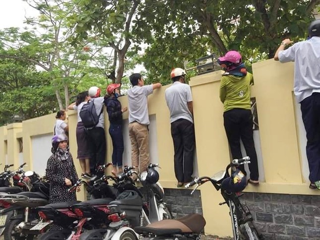 Chuyện mùa thi: "Vất vả ôn bài cả tháng cũng chẳng bằng 2 tiếng nắng nôi cha mẹ đứng chờ" ảnh 2