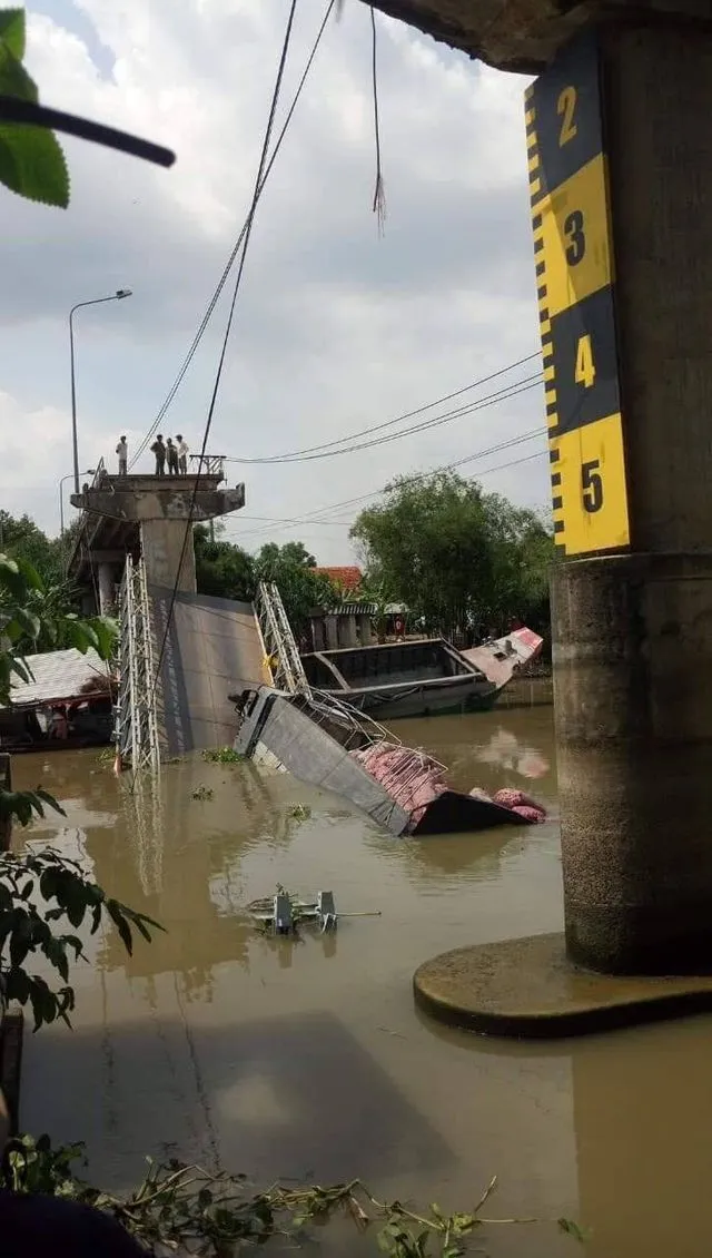 Đồng Tháp: Cầu bê tông gãy đôi, xe tải 20 tấn rơi xuống lòng sông ảnh 1