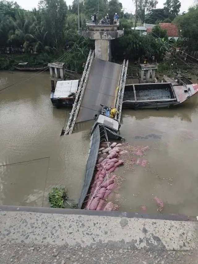 Đồng Tháp: Cầu bê tông gãy đôi, xe tải 20 tấn rơi xuống lòng sông ảnh 3