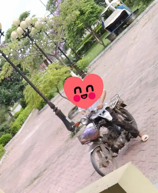 Xúc động trước dáng vẻ lam lũ của ông bố lần đầu đi mua trà sữa cho con ảnh 1