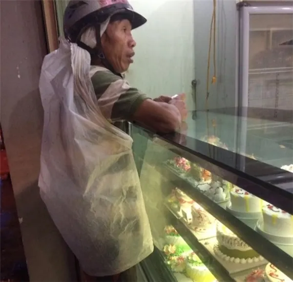 Xúc động trước dáng vẻ lam lũ của ông bố lần đầu đi mua trà sữa cho con ảnh 4