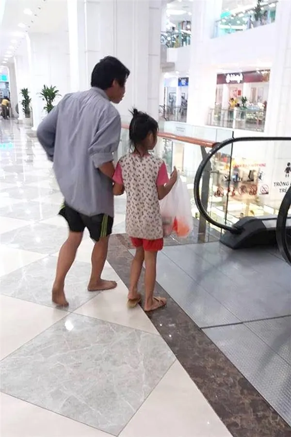 Xúc động trước dáng vẻ lam lũ của ông bố lần đầu đi mua trà sữa cho con ảnh 5