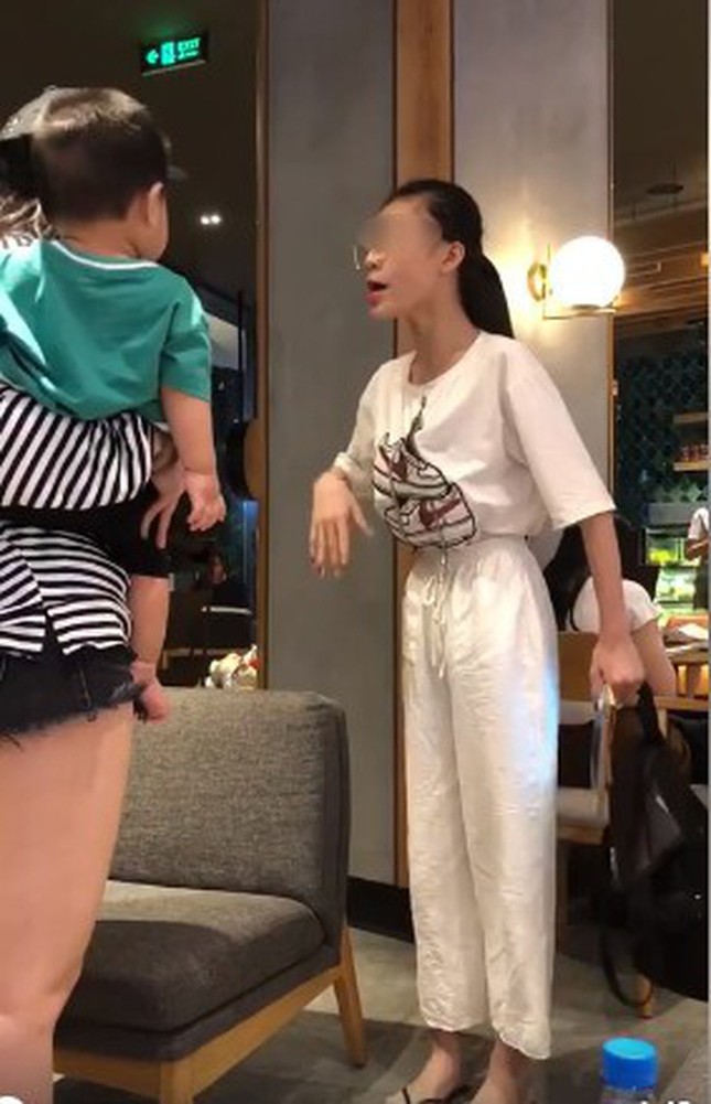Góc bắt "trend": Đôi giày “Chị hiểu hông” vừa lên kệ đã khiến dân tình phát sốt ảnh 1