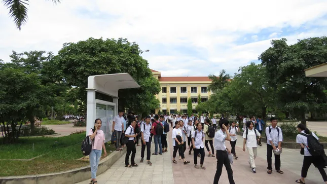 Không biết lịch thi lại môn Văn, thí sinh ở Quảng Bình quỳ gối khóc nức nở ngay cổng trường ảnh 1