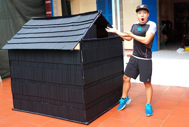 Làm nhà bằng 5.000 ống hút, vlogger bị chê "tận cùng của thiếu ý thức" ảnh 1