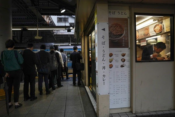 Cuộc sống ngột ngạt đến nghẹt thở ở Tokyo nhìn từ những chuyến tàu điện ngầm ảnh 1