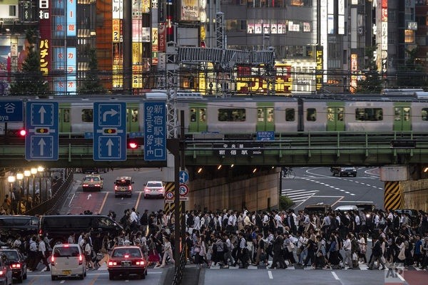 Cuộc sống ngột ngạt đến nghẹt thở ở Tokyo nhìn từ những chuyến tàu điện ngầm ảnh 2