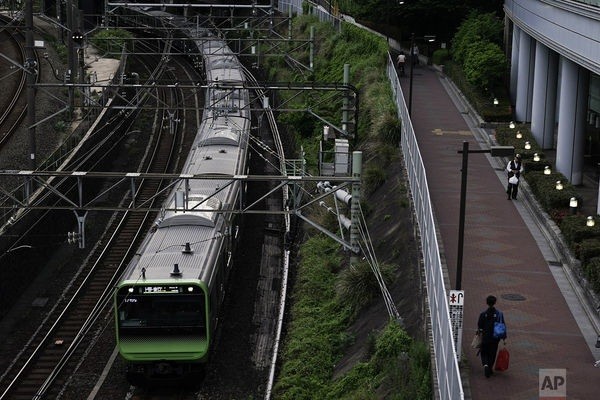 Cuộc sống ngột ngạt đến nghẹt thở ở Tokyo nhìn từ những chuyến tàu điện ngầm ảnh 5