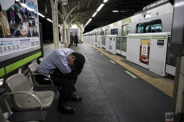 Cuộc sống ngột ngạt đến nghẹt thở ở Tokyo nhìn từ những chuyến tàu điện ngầm ảnh 8