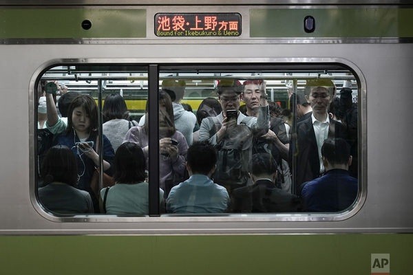 Cuộc sống ngột ngạt đến nghẹt thở ở Tokyo nhìn từ những chuyến tàu điện ngầm ảnh 9