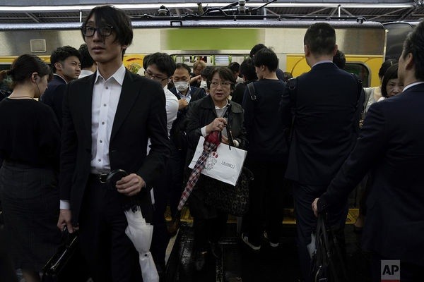 Cuộc sống ngột ngạt đến nghẹt thở ở Tokyo nhìn từ những chuyến tàu điện ngầm ảnh 12