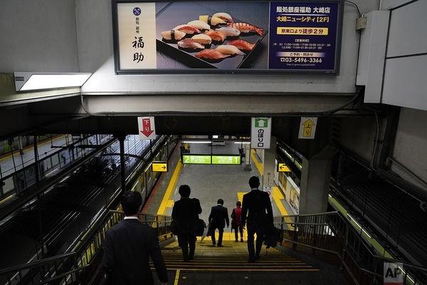 Cuộc sống ngột ngạt đến nghẹt thở ở Tokyo nhìn từ những chuyến tàu điện ngầm ảnh 13