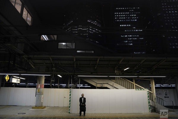 Cuộc sống ngột ngạt đến nghẹt thở ở Tokyo nhìn từ những chuyến tàu điện ngầm ảnh 14
