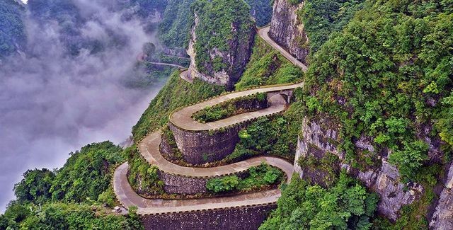 Trung Quốc: Ngồi cáp treo dài 7,5km, leo tiếp 999 bậc thang mới tới cổng trời ảnh 1
