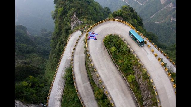 Trung Quốc: Ngồi cáp treo dài 7,5km, leo tiếp 999 bậc thang mới tới cổng trời ảnh 2