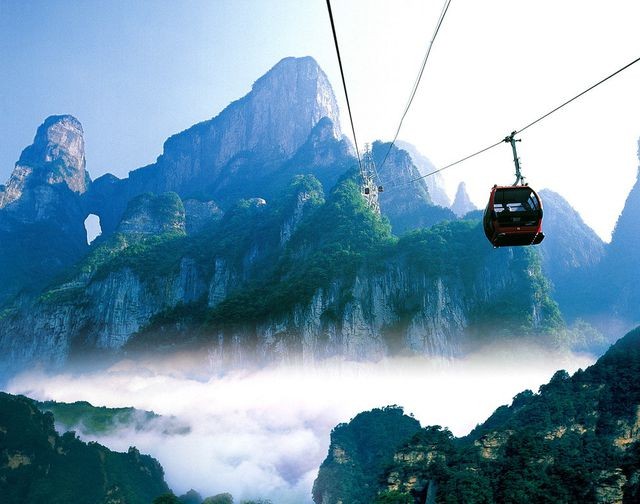 Trung Quốc: Ngồi cáp treo dài 7,5km, leo tiếp 999 bậc thang mới tới cổng trời ảnh 3