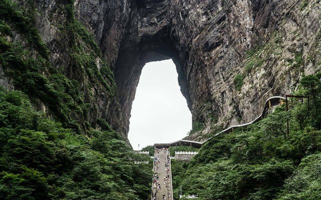 Trung Quốc: Ngồi cáp treo dài 7,5km, leo tiếp 999 bậc thang mới tới cổng trời ảnh 4