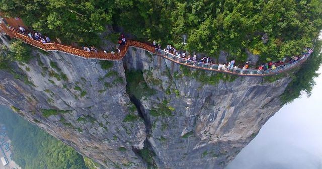 Trung Quốc: Ngồi cáp treo dài 7,5km, leo tiếp 999 bậc thang mới tới cổng trời ảnh 5