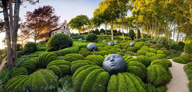 Khu vườn kỳ dị hút khách nhờ những viên đá mặt người khổng lồ ảnh 1