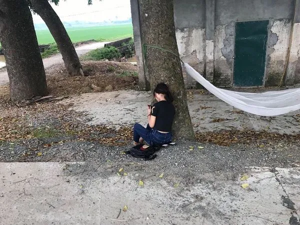 Bị đuổi khỏi nhà vì trượt tốt nghiệp, nữ sinh ngồi ven đường giữa trưa nắng gây tranh cãi ảnh 1